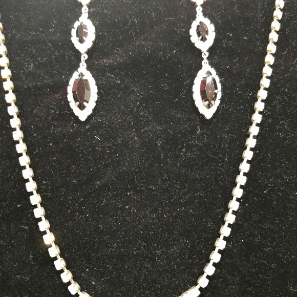 Black and Rhinestone drop earrings - Picture 3 of 3